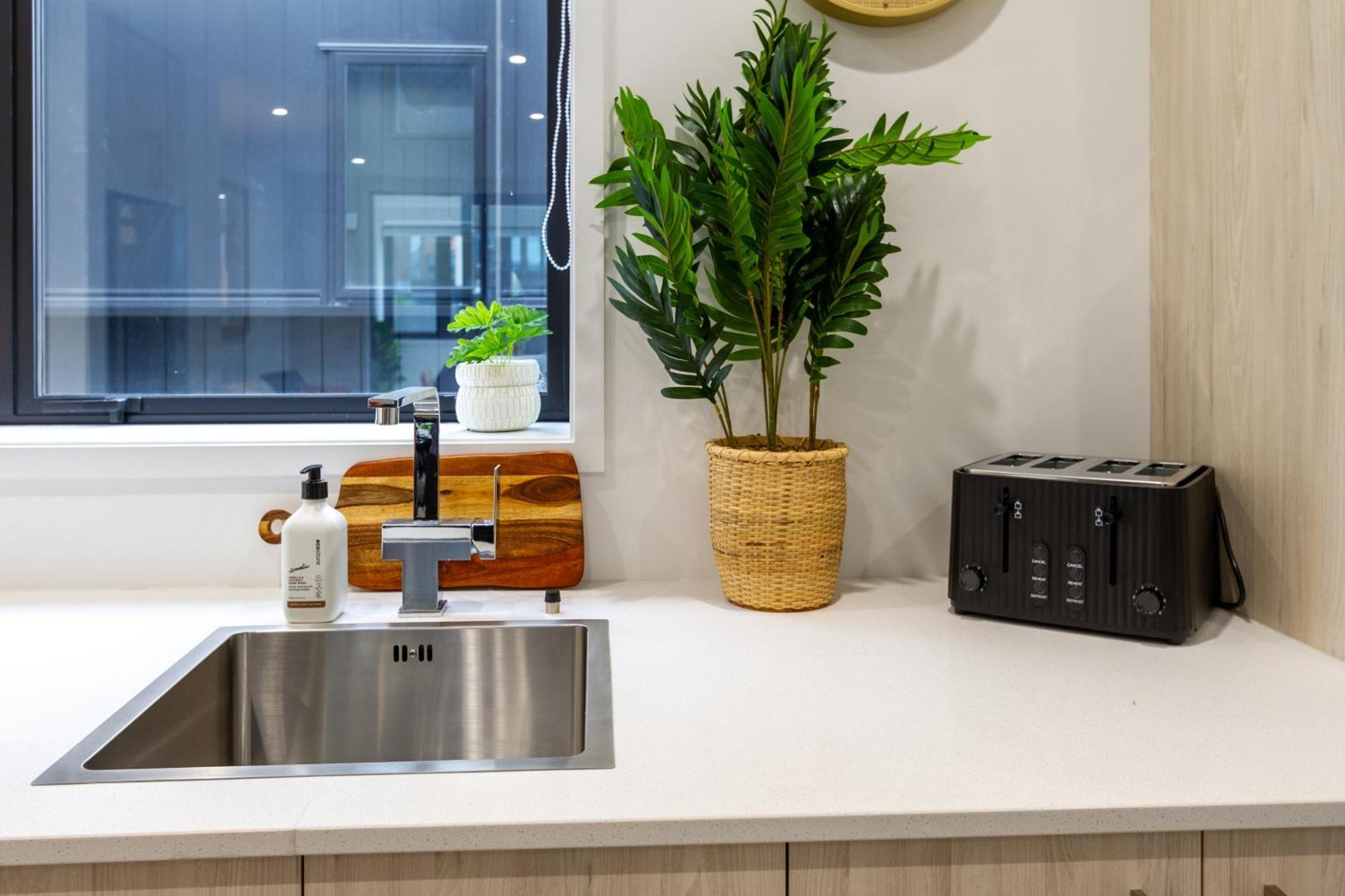 Modern City Lifestyle: 2 Bedroom 1 Bath Christchurch Kültér fotó